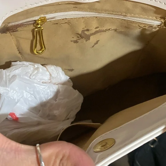 Beautiful bag 🔥 damage inside 🔥
Check the video - Picture 4 of 4